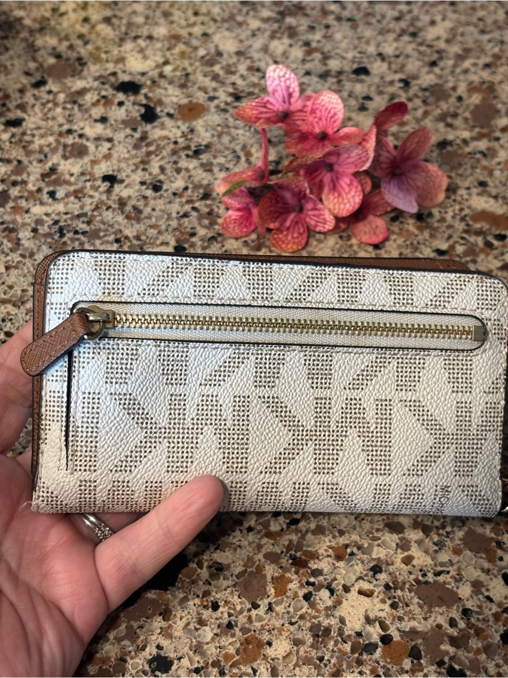 Michael Kors White Logo Zip-Around Wristlet - Picture 5 of 10